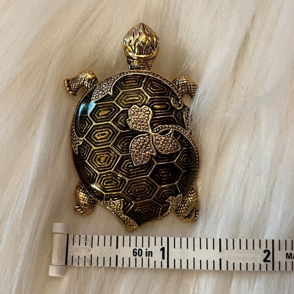 Beautiful Gold Turtle Decorative Brooch - Picture 6 of 6